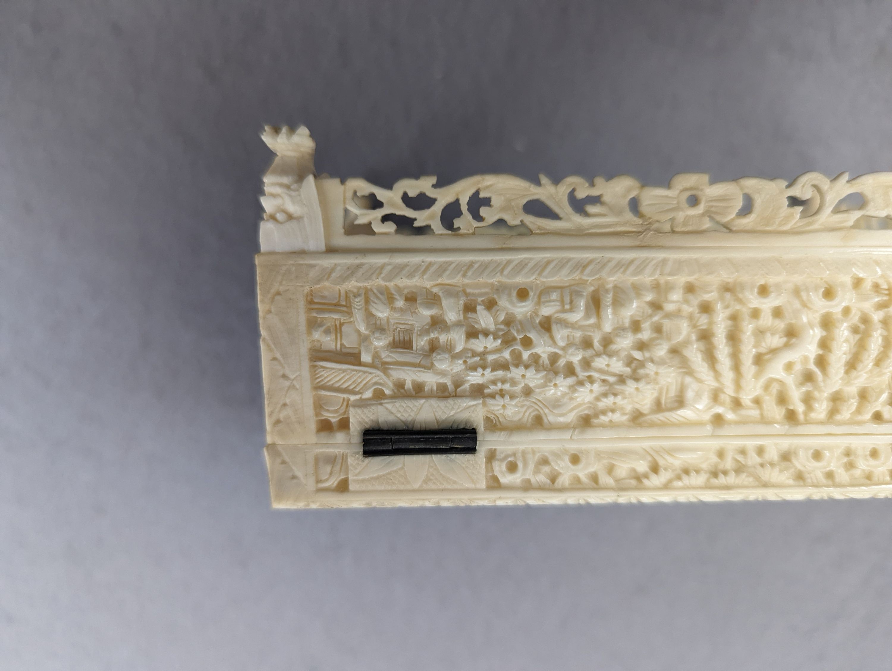 An early 20th century Cantonese carved ivory box, 12cm